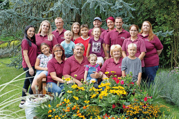 Die Familie Plettig ist stolz auf die Erfolgstory ihres Familienunternehmens mit heute insgesamt 65 Mitarbeitern: Blumen Plettig hat sich seit den Anfängen im Jahr 1970 zu einem Leitbetrieb in der grünen Branche entwickelt.