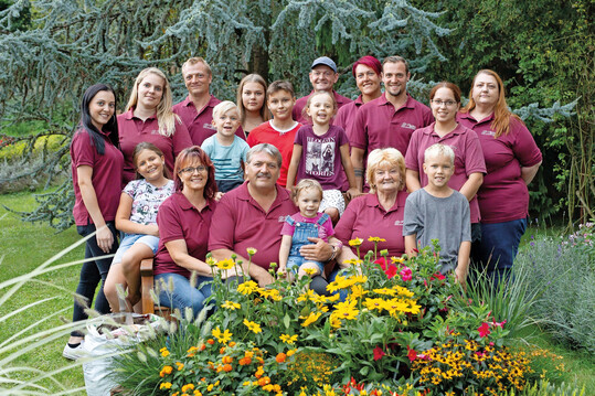Die Familie Plettig ist stolz auf die Erfolgstory ihres Familienunternehmens mit heute insgesamt 65 Mitarbeitern: Blumen Plettig hat sich seit den Anf�ngen im Jahr 1970 zu einem Leitbetrieb in der gr�nen Branche entwickelt.