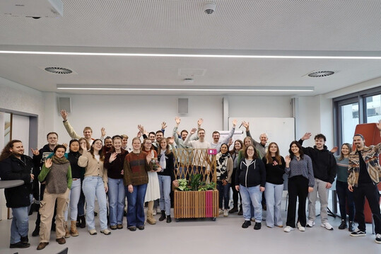 Die beteiligten Disziplinen der Hochschulen haben eng zusammengearbeitet: W�hrend gartenbauliche Konzepte f�r geeignete Pflanzen und Begr�nungsszenarien entwickelt wurden, setzten die Informatik-Studierenden die technische Infrastruktur zur Datenerfassung und -auswertung um. Die Studierenden aus Media Management gestalteten die kommunikative und multimediale Aufbereitung des Projekts.