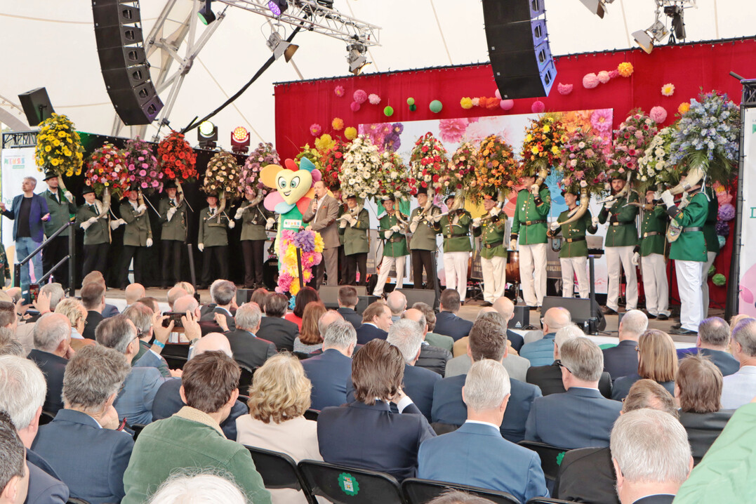 In Neuss geh�ren die Sch�tzen einfach dazu � bei der Er�ffnung nicht mit Schusswaffen, sondern mit bunten Blumenh�rnern.