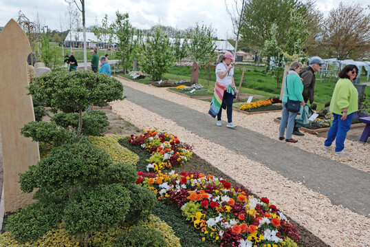 Von Beginn an st��t der umfangreiche Beitrag der Friedhofsg�rtner auf gro�es Interesse der Besucher.