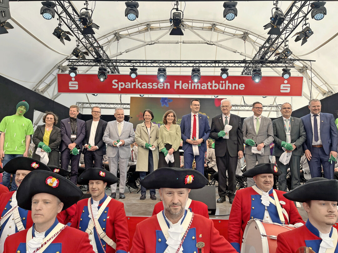 Vertreter der Stadt, des Landes, und der planenden und ausf�hrenden Unternehmen er�ffneten mit Vertretern weiterer Gartenschau-Partner die LGS Ellwangen 2026.