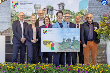 Freuen sich �ber die rabattierte IGA-Dauerkarte, die ab sofort erh�ltlich ist � von links: S�ren Link (Oberb�rgermeister Duisburg), Andrea Henze (Oberb�rgermeisterin Gelsenkirchen), Garrelt Duin (RVR-Regionaldirektor & Aufsichtsratsvorsitzender der IGA 2027 Ruhrgebiet), Martina F�rster-Teutenberg (B�rgermeisterin L�nen), Silke Gori�en (Ministerin f�r Landwirtschaft und Verbraucherschutz des Landes Nordrhein-Westfalen), Bodo Klimpel (Landrat Kreis Recklinghausen), Alexander Kalouti (Oberb�rgermeister Dortmund), Hanspeter Faas (Sprecher der Gesch�ftsf�hrung der IGA 2027 Ruhrgebiet).