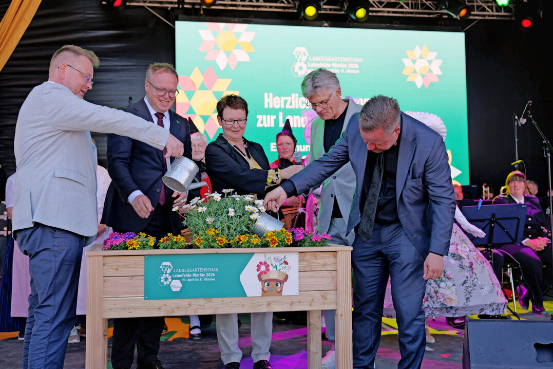 Auf der Er�ffnungsfeier der Landesgartenschau Leinefelde-Worbis am 25. April 2026 bepflanzten die Ehreng�ste ein Hochbeet. Von links: LGS-Gesch�ftsf�hrer Stefan Nolte, Ministerpr�sident Mario Voigt, Landr�tin Marion Frant, Moderator Peter Escher und Stadtb�rgermeister Christian Zwingmann.