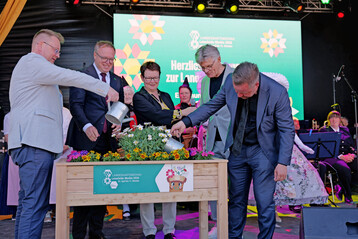 Auf der Er�ffnungsfeier der Landesgartenschau Leinefelde-Worbis am 25. April 2026 bepflanzten die Ehreng�ste ein Hochbeet. Von links: LGS-Gesch�ftsf�hrer Stefan Nolte, Ministerpr�sident Mario Voigt, Landr�tin Marion Frant, Moderator Peter Escher und Stadtb�rgermeister Christian Zwingmann.