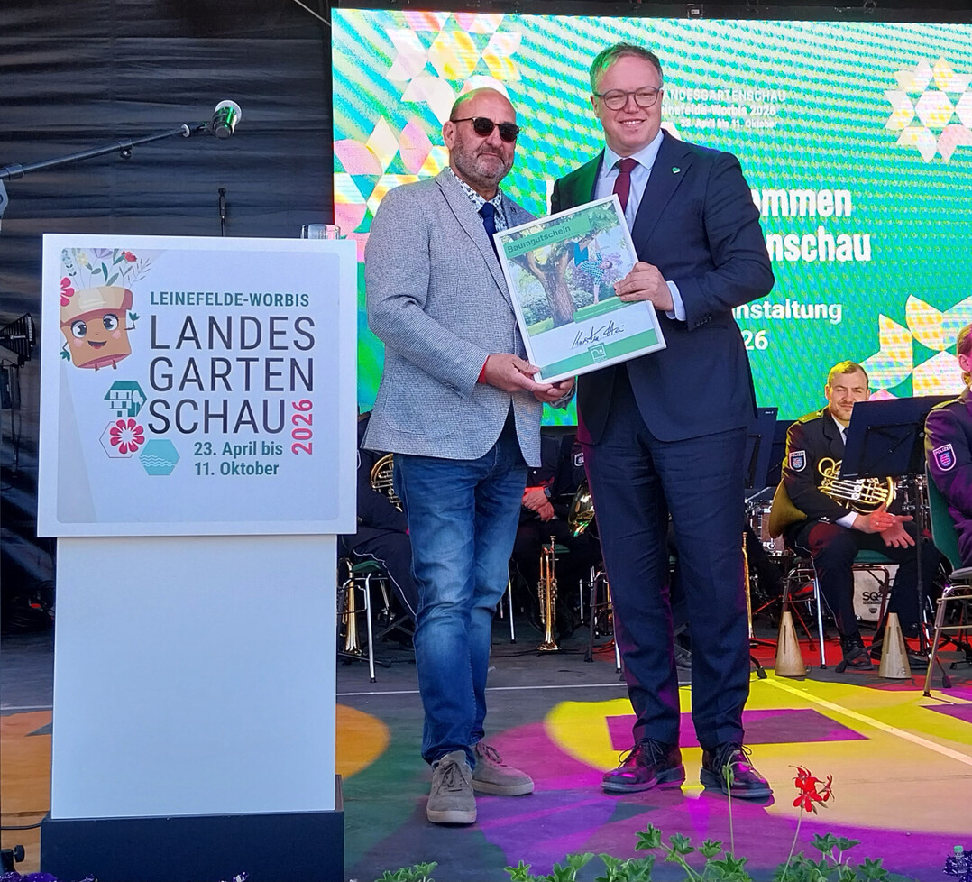 FGL-Pr�sident Karsten Hain (l.) �berreichte Ministerpr�sident Mario Vogt zum gleichzeitig stattfindenden Tag des Baumes am 25. April einen Baumgutschein f�r eine soziale Einrichtung seiner Wahl. Vogt bekannte, schon einige B�ume gepflanzt zu haben.