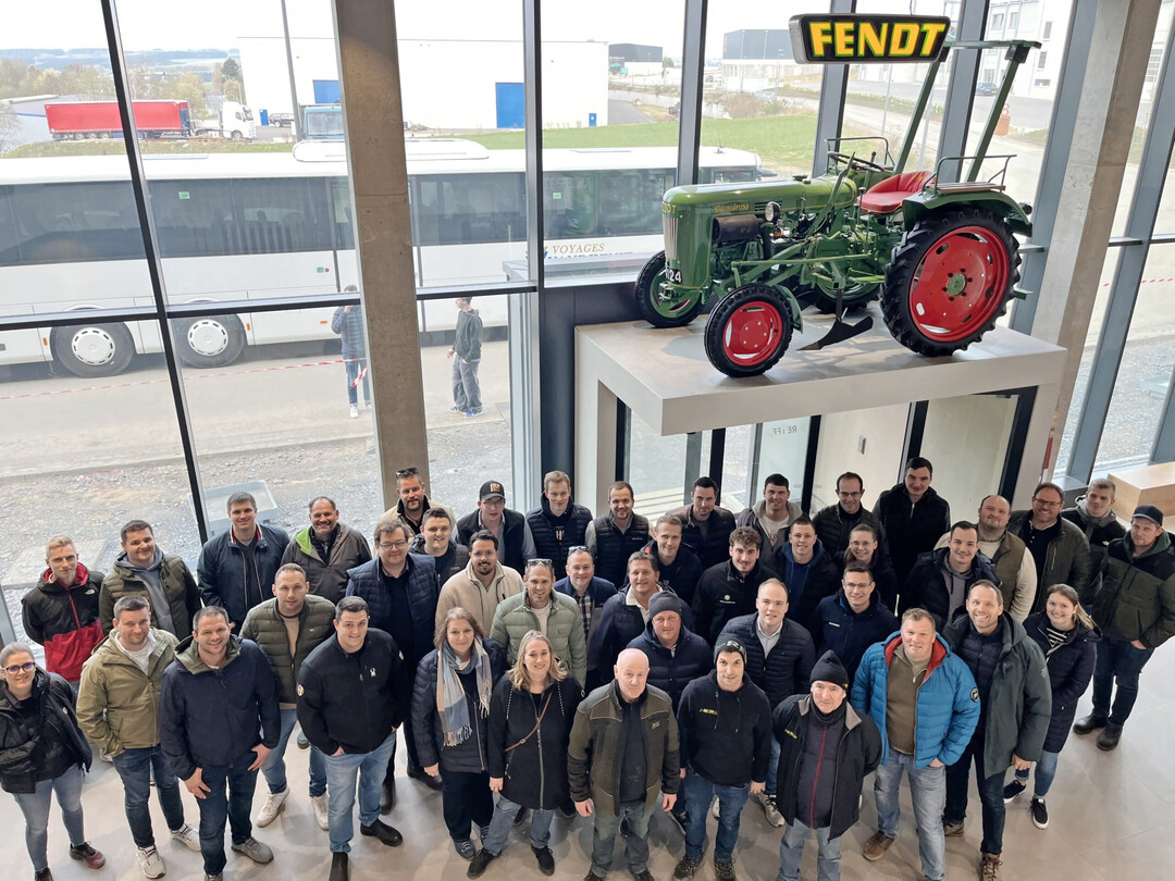 Beeindruckt waren die jungen Marktg�rtner von der Oldtimer-Sammlung mit der wahrscheinlich weltweit gr��ten Sammlung von Fendt-Traktoren beim Lohnunternehmen Reiff.