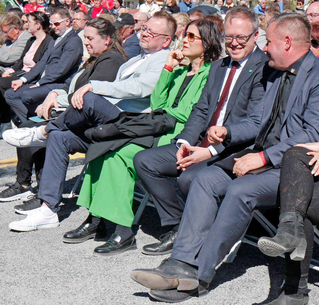 Die erste Reihe mit (v. r.) Stadtb�rgermeister Christian Zwingmann, Ministerpr�sident Mario Vogt, Colette Boos-John, Ministerin f�r Wirtschaft, Landwirtschaft und L�ndlichen Raum, LGS-Gesch�ftsf�hrer Stefan Nolte