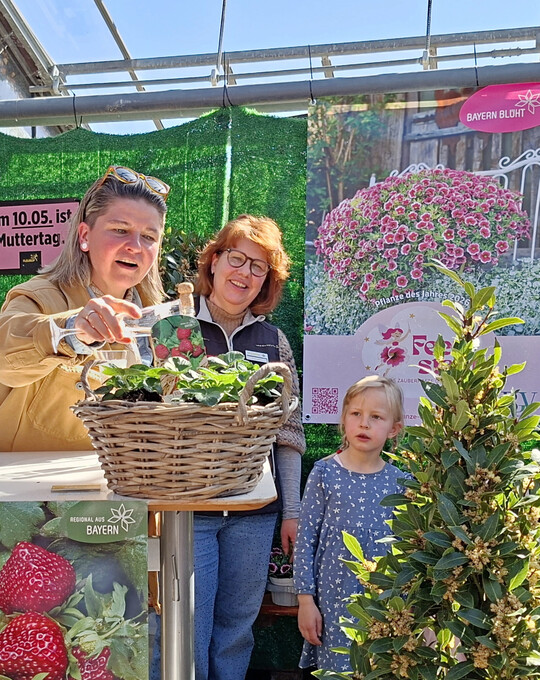 Fernsehk�chin Diana Burkel, bekannt aus dem Bayerischen Rundfunk, war gerne Taufpatin f�r die Erdbeere �Lilly Waldberry� ebenso wie f�r den �Feenstaub� - dar�ber freute sich Petra H�hn von Blumen H�hn in Bechhofen.