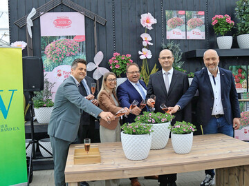 Verzaubert vom Feenstaub: B�rgermeister Rudolf Teplitzky, Ulla Baumer (Inhaberin der G�rtnerei Baumer), Bernd Fischer (Bezirksvorsitzender f�r die Oberpfalz im BGV), Taufpate Staatsminister Albert F�racker sowie Reiner Steinhilber (Vorsitzender der Einzelhandelsg�rtner im BGV).