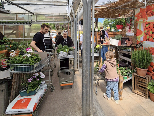 Eine Veranstaltung, die alle Generationen anspricht: Vom Kleinkind bis zur Seniorin genie�en alle Altersstufen die Magie der Pflanzen, wie hier bei Blumen Baumeister im Gro�raum M�nchen.