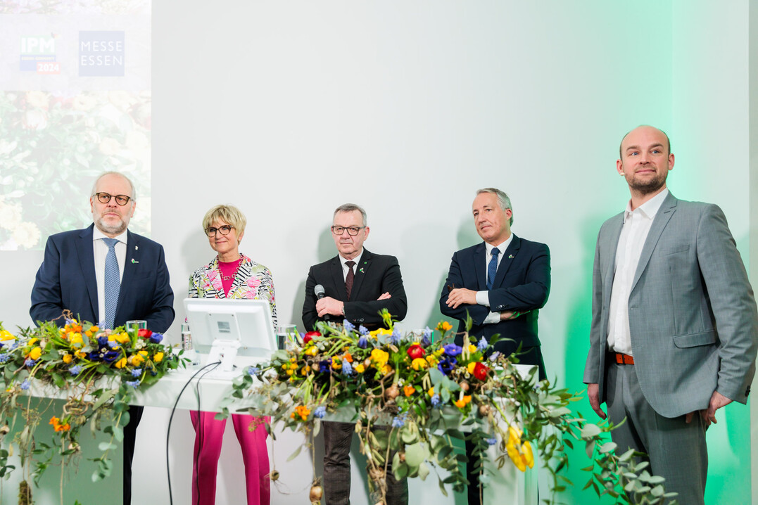 At the opening press conference of IPM ESSEN 2024, those responsible for the most important industry event were confident. From the left: Klaus Götz, President of the Fachverband Deutscher Floristen (FDF), Eva Kähler-Theuerkauf, President of the Gartenbauverband NRW and Chairwoman of the IPM Advisory Board, Jürgen Mertz, President of the Zentralverband Gartenbau (ZVG), Oliver P. Kuhrt, Managing Director of Messe Essen and Felix Schlebusch, moderator.