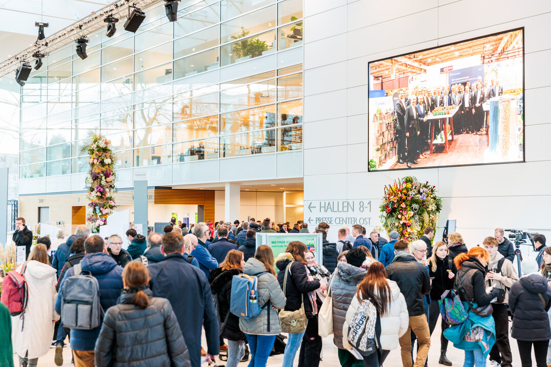 Vom 23. bis 26. Januar 2024 findet die Weltleitmesse des Gartenbaus zum
40. Mal in der Messe Essen statt. Mehr als 1.400 Aussteller aus rund 50
Nationen zeigen auf der IPM ESSEN ihre Innovationen in den
Ausstellungsbereichen Pflanzen, Technik, Floristik und Ausstattung. Die
besondere Jubilumsausgabe unter dem Motto Unser Herz schlgt grn hlt
zahlreiche Programm-Highlights fr das internationale Fachpublikum bereit.
Foren, Kongresse, Wettbewerbe, Rundgnge, Live-Shows, Sonderschauen
und weitere Side-Events rcken aktuelle Themen der grnen Branche in den
Fokus, geben neue Inspiration fr das kommende Geschftsjahr und bieten
zahlreiche Networking-Gelegenheiten.