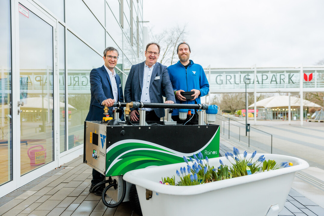 Watering is a must: At IPM ESSEN, not only flower pots are planted, but also bathtubs.