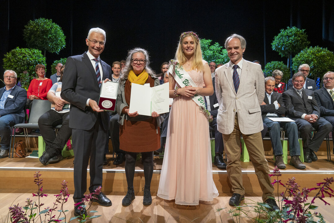 Der Ehrenpreis des Bundesministeriums fr Ernhrung und Landwirtschaft
im Bereich Standaufbau im Hallenschauwettbewerb
wurde fr hervorragende Leistungen in Silber an Florwerk aus Burg verliehen. 
Den Preis nahm Andrea Marchand entgegen.
