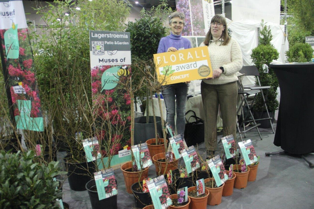 <b>Bronze in der Kategorie Konzept </b>
ging an: "Plant of the Future" von 
<a href="https://sierplant.be/de/"  target="_blank" >Sierplant.be</a>
, 
<a href="https://www.PlanttheFuture.be"  target="_blank" >www.PlanttheFuture.be</a>
 Die bienenfreundliche 
<i>Lagerstroemia </i>
ist bestens fr den Klimawandel gewappnet. Dieses Konzept zielt darauf ab, Verbrauchern und Handel die Qualitten der Pflanze nherzubringen. An dem CC-Wagen, in dem die Pflanzen im Gartencenter prsentiert werden, ist ein attraktives Schild mit QR-Code angebracht. Untersttzt wird das Konzept durch adquate Etiketten, eine Beachflagge und Informationen, die unter: 
<a href="https://www.PlanttheFuture.be"  target="_blank" >www.PlanttheFuture.be</a>
 abgerufen werden knnen.