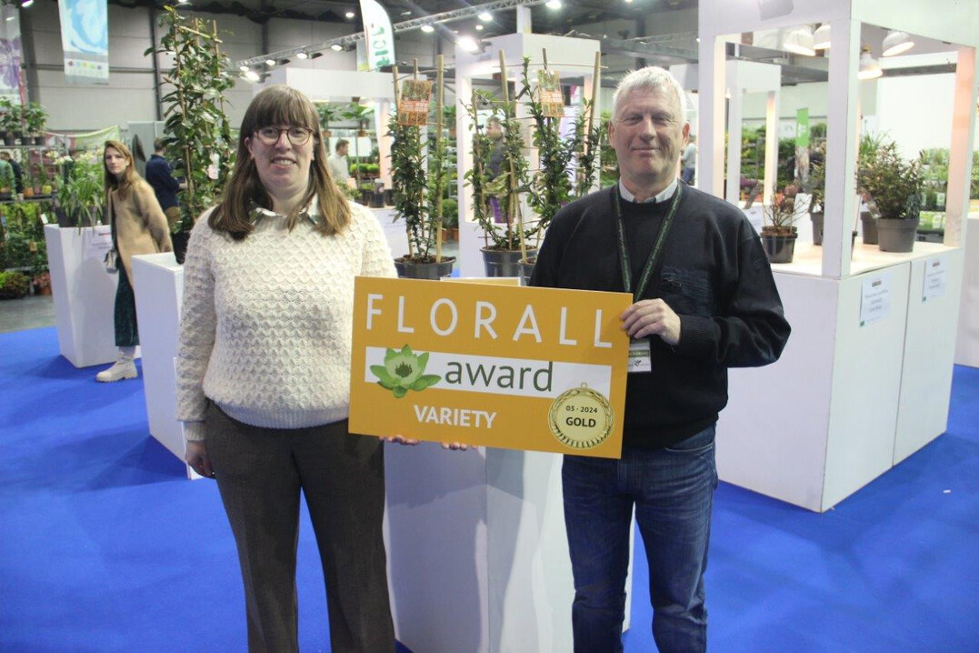 Didier Hermans, Vorstand GrootGroenPlus, freut sich ber die Auszeichnung von 
<i>Pyracantha coccinea</i>
 "Orange Star".