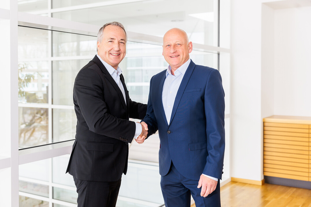 Vom 28. bis 31. Januar 2025 werden die Landgard-Ordertage erstmals auf der IPM ESSEN in der Messe Essen stattfinden. Die Entscheidung gaben Oliver P. Kuhrt (links), Geschäftsführer der Messe Essen, und Dirk Bader, Vorstand Landgard eG, gemeinsam im Rahmen der jüngsten IPM-Beiratssitzung bekannt.