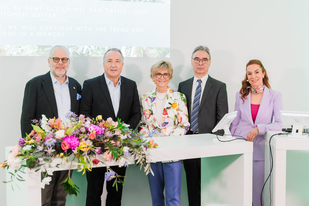 Begrüßten und informierten die Fachpresse vorab (von links): Klaus Götz, Präsident Fachverband Deutscher Floristen – Bundesverband e. V. (FDF), Oliver P. Kuhrt, Geschäftsführer Messe Essen GmbH, Eva Kähler-Theuerkauf, Präsidentin Zentralverband Gartenbau e. V. (ZVG) und Landesverband Gartenbau Nordrhein-Westfalen sowie Beiratsvorsitzende der IPM ESSEN, und Klaus Gaumann, Director of Marketing, Product Management & Retail Selecta Klemm GmbH & Co. KG. mit Moderatorin Helena Felixberger.