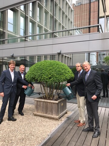 V.r.n.l.: Jan-Dieter Bruns, ENA-Vizeprsident, Karl- Heinz Florenz, MEP, Rainer Steffens, Leiter der Brsseler Vertretung des Landes Nordrhein-Westfalen, Marc Van Hulle, Leiter der ENAArbeitsgruppe Europische Gesetzgebung.