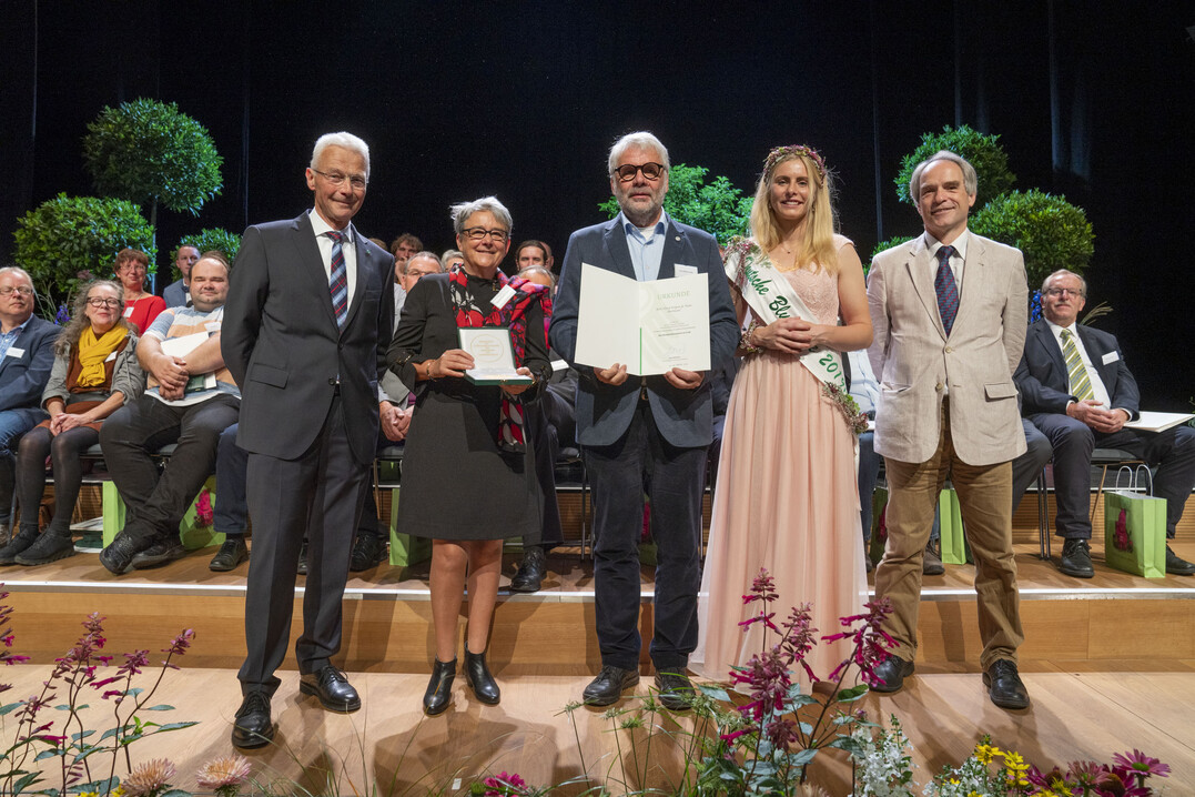 Der Ehrenpreis des Bundesministeriums fr Ernhrung und Landwirtschaft im Bereich Standaufbau im Hallenschauwettbewerb wurde fr hervorragende Leistungen in Gold an Roth Floral Projects & Team, Dortmund verliehen. Den Preis nahmen Hans-Werner Roth und Marlies Holiet-Franken entgegen.
