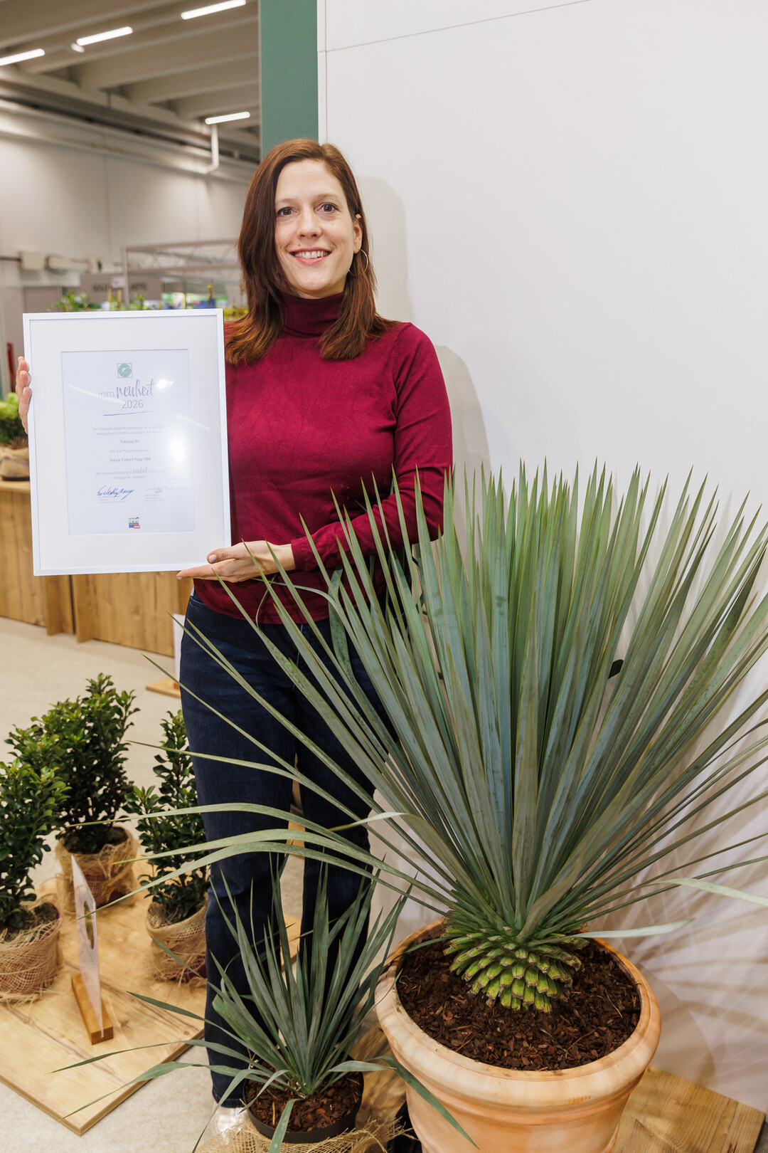 Kim van Rijssen (Plantipp BV) with the drought-resistant Yucca ‘French Flag’ PBR.