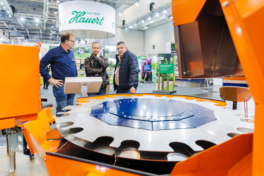 Neben Blumen und Pflanzen hat die Gartenbautechnik einen wichtigen Stellenwert bei der IPM – wie hier in Halle 3.