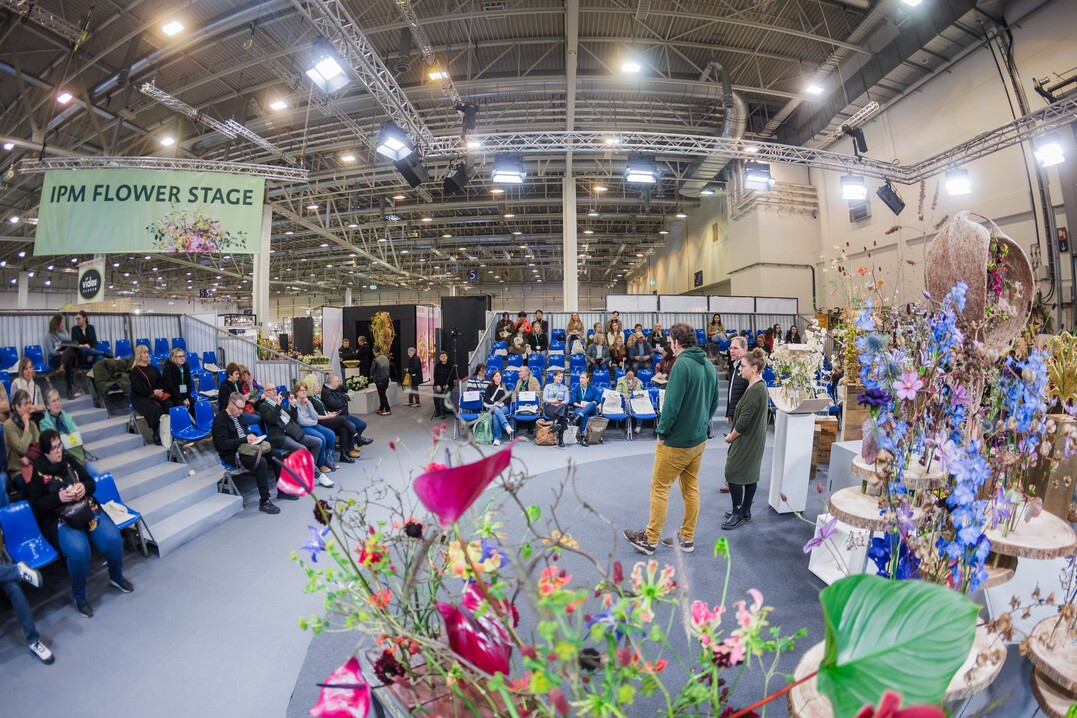 Auf der gro�en Drehb�hne der IPM Flower Stage gibt es heute&nbsp;lebendige Stand-up-Floristik und wertvolle Tipps zur Verkaufsf�rderung.