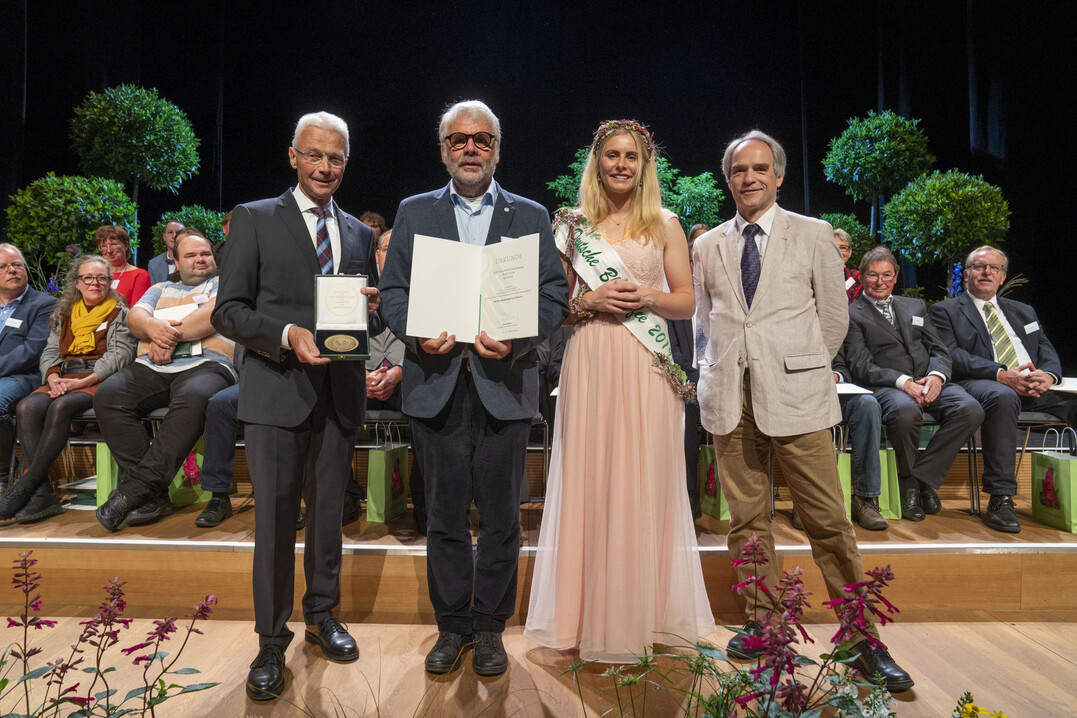 Der Ehrenpreis des Bundesministeriums fr Ernhrung und Landwirtschaft
im Bereich Floristik im Hallenschauwettbewerb wurde fr hervorragende Leistungen in Bronze an GBF-floralARTinternational Event-Team, Grnberg verliehen. Stellvertretend nahm den Preis Hans-Werner Roth entgegen. 

