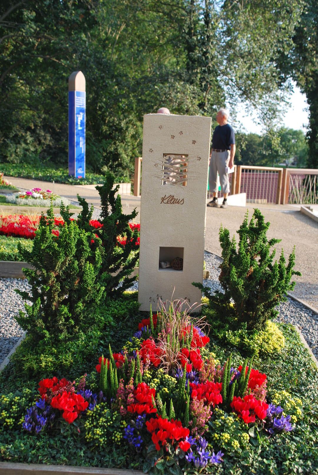 Blumen Ellinger, Stuttgart, Ehrenpreis der Genossenschaft Klner Friedhofsgrtner fr die hervorragende Ausfhrung einer Urnenbepflanzung ber die gesamte Ausstellungsdauer und Ehrenpreis der Treuhandstelle fr Dauergrabpflege Schleswig-Holstein fr die konsequente Umsetzung der Richtlinien fr die grtnerische Grabgestaltung 