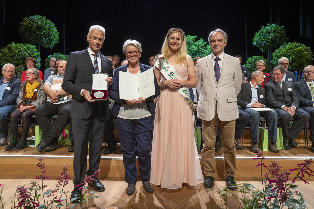Der Ehrenpreis des Bundesministeriums fr Ernhrung und Landwirtschaft
im Bereich Floristik im Hallenschauwettbewerb wurde fr hervorragende Leistungen in Silber an das Team Creativ and Friends, Kindelbrck verliehen. Den Preis nahm Claudia Ernst entgegen. 
