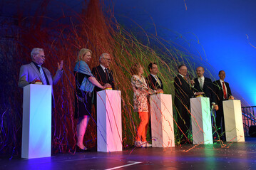 Bei der Erffnungsfeier (v.l.): Siegfried Dann, Ursula Stecker, Hans-Gert Pttering, Annette Niermann, Matthias Partetzke, Stephan Weil, Moderator Georg Poetzsch und Michael Lbbersmann.