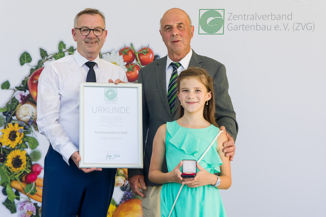 Die ZVG-Ehrenmedaille in Gold erhielt Volker Schmitt mit Unterstützung seiner Enkelin von ZVG-Präsident Jürgen Mertz.