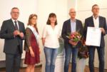 Christoph Nagelschmitz wurde für seine besonderen Verdienste um den deutschen Gartenbau mit der ZVG-Ehrennadel in Gold geehrt. Von links: ZVG-Präsident Jürgen Mertz, die Deutsche Blumenfee 2023/24 Kathrin Köhler, Ursula Nagelschmitz, Christoph Nagelschmitz und Vorsitzender der Bundesfachgruppe Gemüsebau Christian Ufen.
