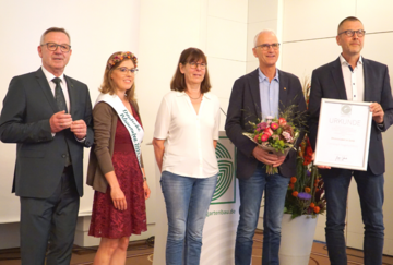 Christoph Nagelschmitz wurde fr seine besonderen Verdienste um den deutschen Gartenbau mit der ZVG-Ehrennadel in Gold geehrt. Von links: ZVG-Prsident Jrgen Mertz, die Deutsche Blumenfee 2023/24 Kathrin Khler, Ursula Nagelschmitz, Christoph Nagelschmitz und Vorsitzender der Bundesfachgruppe Gemsebau Christian Ufen.