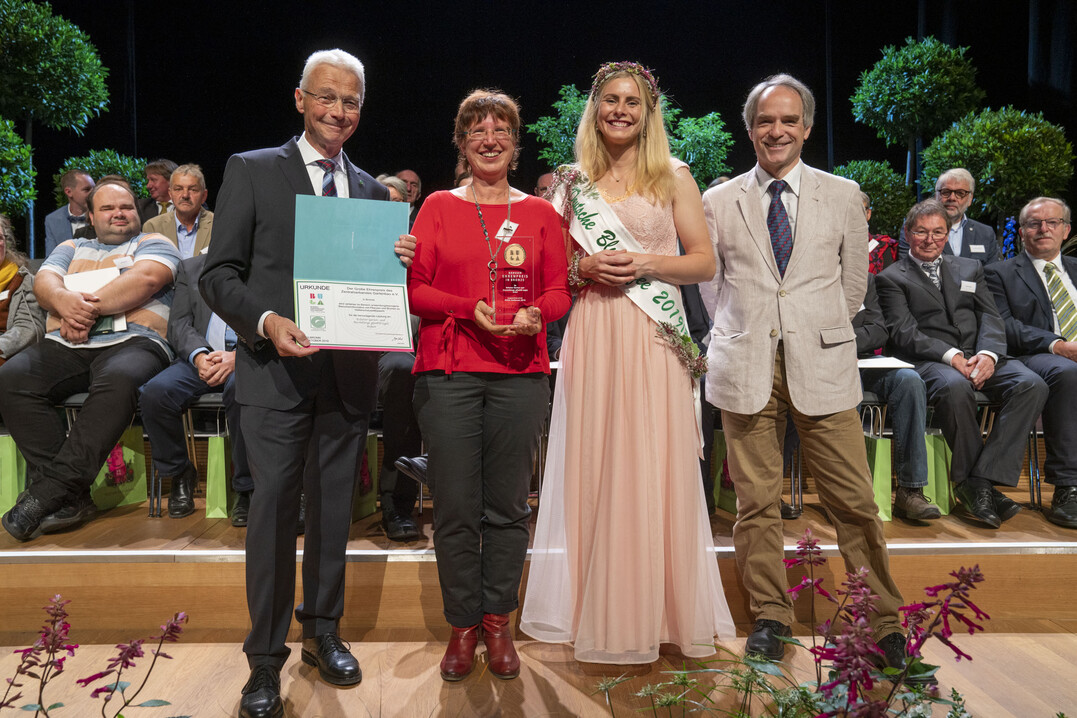 Bild 30
Der Ehrenpreis des Zentralverbandes Gartenbau e.V. im Bereich Anwendungsbezogene Information mit Pflanzen und Blumen im Hallenschauwettbewerb fr hervorragende Leistungen in Bronze wurde an die 
Erfurter Garten- und Ausstellungs gGmbH (ega), Erfurt verliehen. Den Preis nahm Cornelia Squara entgegen. 

