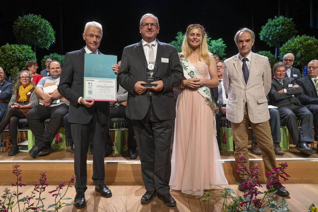 Der Ehrenpreis des Zentralverbandes Gartenbau e.V. im Bereich Anwendungsbezogene Information mit Pflanzen und Blumen im Hallenschauwettbewerb fr hervorragende Leistungen in Silber wurde an Pragers Blumen & Floristik aus Gera verliehen. Den Preis nahm Jens Prager entgegen. 