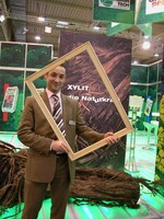 „Aus dem Rahmen fällt das Xylit. Ein Millionen Jahre alter Stoff, der aber doch jetzt wieder zu neuem Leben erweckt wurde und zwar in den „Natur Profi-Blumenerden.“