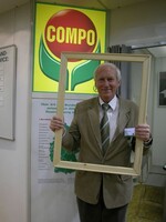 „Wir sind mit der Marke „Compo“ im letzten Jahr vom Markenverband als „Marke das Jahrhunderts“ ausgezeichnet worden. Und das ist ja nicht alltäglich. Außerdem setzen drei Viertel aller Bundesliga-Fußballvereine bei der Rasendüngung auf Compo.“