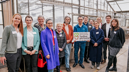 Die Partner der bundesweiten Aktionswoche „Torffrei gärtnern!“, die vom 3. bis 12. Mai 2024 erstmalig stattfand, fanden sich zum Auftakt zu einem Gruppenbild.