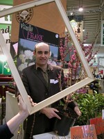 Bei uns fällt das neue Bild-Etiketten-Serie "M`Créaflore" aus dem Rahmen. Diese Etiketten werden bei neuen und besonderen Pflanzen mit versandt. Die Verkaufshilfe bietet mehrsprachige Pflanzen- und Pflegehinweise und ist mit einem großen Bild versehen. Eine weitere neue Verkaufshilfe ist "MŽConcept". Sie besteht aus wetterfesten Schildern und Postern, die Besonderheiten der Pflanzen in den Vordergrund stellen. Außerdem präsentieren wir hier am Stand unsere gut verzweigten Pflanzen, wie Magnolien. (frei übersetzt, Anm. der Red.)