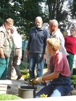 Am frühen Vormittag steht Kay Herrig, Blumenhaus Schampp, Berlin, den Besuchern Rede und Antwort. Ralf Spillner, Potsdam – links – und BdF-Vorsitzender Lüder Nobbmann, Hüttenberg, Mitte, helfen dabei
