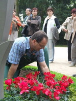 Die Besucher schauen sehr genau hin, doch Jens Prager, Gera, lässt sich nur schwer aus seiner Konzentration für eine gute Arbeit bringen