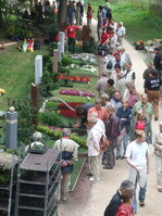 Auch gegen 16 Uhr immer noch das gleich Bild – Gedränge auf der violetten Meile der Friedhofsgärtner