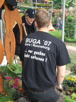 Gucken ja, Anfassen nein – das ist das Motto, das viele Friedhofsgärtner auf eigens hergestellten schwarzen T-Shirts tragen. Der Spruch ist vor allem für die Besucher gedacht. Bei der Sommerbepflanzung standen viele BUGA-Gäste an den Gräber, griffen nach Pflanzen und zogen so manch ein Gewächs heraus. Das, so die Hoffnung der Initiatoren, sollen die Shirts verhindern.