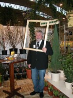 „Aus dem Rahmen fallen unsere neuen Ideen, wie das „Norditerran“-Sortiment. Dieses beinhaltet mediterrane Pflanzen, die aus dem Norden kommen und als solche auch mit mediterranem Charakter bei uns gepflanzt werden können. Das „Bäumchen-Wechsel-Dich“-Programm und unsere Efeu-Bögen, die man zu Pavillons oder Efeu-Bögen gestalten kann, sind ebenfalls neue Ideen."