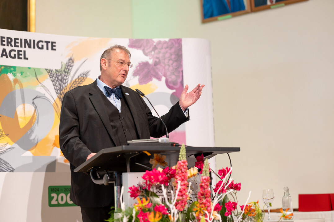 Prof. Dr. Dr. Dr. h.c. Hensel, Prsident des Bundesinstituts fr Risikobewertung,ging auf die Diskrepanz von empirisch festgestellten Risiken und der subjektiven Risikowahrnehmung jedes Individuums ein.