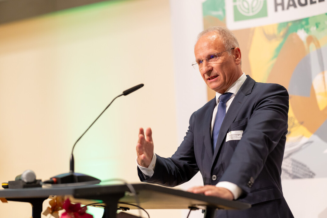 Zu den Gratulanten gehrte auch Dr. Kurt Weinberger, Generaldirektor der sterreichischen Hagelversicherung, die auf den gleichen Grundstzen fut wie die VEREINIGTE HAGEL. 
