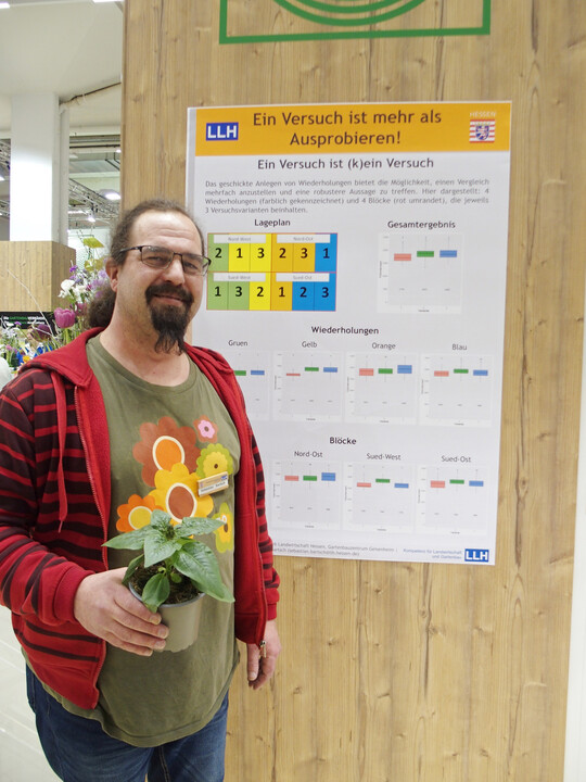 „Biostimulanzien wirken, aber es ist schwer nachzuweisen“, sagte Sebastian Bartsch, Landesbetrieb Landwirtschaft Hessen, Gartenbauzentrum Geisenheim, und rät Betriebsleitern zu versuchstechnisch optimal aufgestellten Versuchen. Er berät zur Anlage und Auswertung der Versuche.
Biostimulanzien dürfen laut Bartsch nicht alle in einen Topf geworfen werden. Unterliegen die Pflanzen keinem Stress, wirken sich Stärkungsmittel meist nicht vorteilhaft aus und zeigen keine Wirkung.
