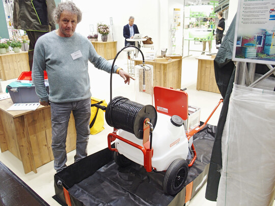 9
„Hauptsache das Wasser gelangt nicht in die Umwelt“, sagte Michael Stuch, LWK Nordrhein-Westfalen (NRW), der einen mobilen Waschplatz für Pflanzenschutzspritzen vorstellte. Es geht ihm darum, die technischen Restmengen einer Karrenspritze, die immerhin 3,5?% betragen sollen, ordentlich zu entsorgen. Die 200-l-Karrenspritze benötigt laut seiner Berechnung 25?l Frischwasser zum Spülen, das in das faltbare, zertifizierte Auffangbecken gelangt, um von dort in einen Biofilter überführt zu werden.